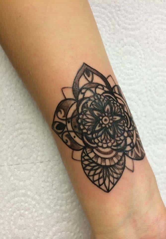 tattoo Mandala fleur Zoran tattoo Vevey